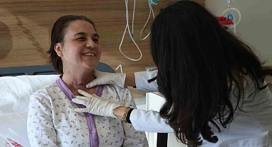 Sesini kaybeden 2 kız annesi, geçirdiği operasyonla eskisi gibi konuşabilmeye başladı