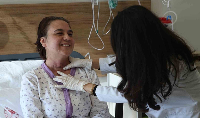 Sesini kaybeden 2 kız annesi, geçirdiği operasyonla eskisi gibi konuşabilmeye başladı