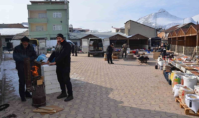 Soğuk hava pazar esnafını vurdu