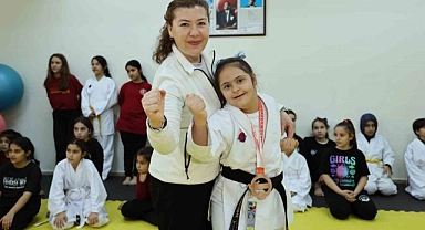Sosyalleşsin diye ailesinin karateye yönlendirdiği down sendromlu Reyyan şampiyon oldu