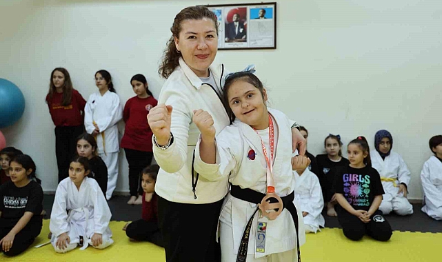 Sosyalleşsin diye ailesinin karateye yönlendirdiği down sendromlu Reyyan şampiyon oldu
