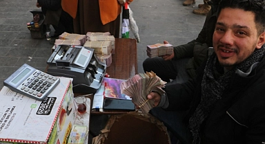 Suriye'de sarraflar sokaklarda döviz bozuyor