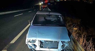 Sürücüsünün alkollü olduğu iddia edilen otomobil, karşı şeride geçerek bariyerlere çarptı