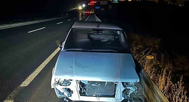 Sürücüsünün alkollü olduğu iddia edilen otomobil, karşı şeride geçerek bariyerlere çarptı