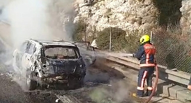 Tarsus’ta seyir halinde alev alan otomobil yandı