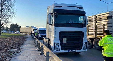 Tır ile bariyer arasında kalan skuter sürücüsü yaralandı