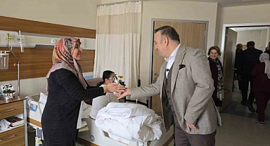 Turhal Belediye Başkanı Ural, kendi ürettikleri çiçeklerle hastalara moral verdi