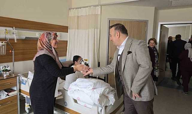 Turhal Belediye Başkanı Ural, kendi ürettikleri çiçeklerle hastalara moral verdi