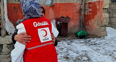 Türk Kızılay Kadın - Ağrı: Soğuk Kış Günlerinde Ailelere Giyim Desteği