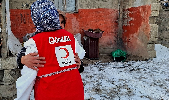 Türk Kızılay Kadın - Ağrı: Soğuk Kış Günlerinde Ailelere Giyim Desteği