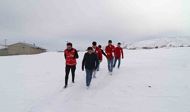 Türk Kızılayı'nın yardımlarıyla ısınıyorlar