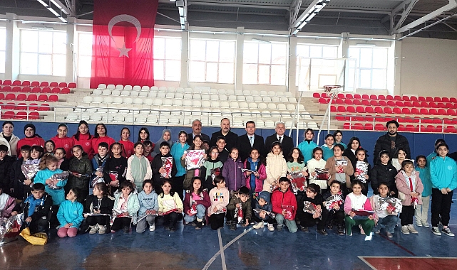 Tutak’ta sporculara malzeme desteği verildi