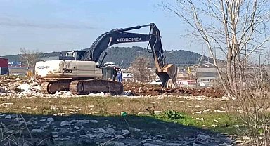 Tuzla’da tehlike saçan moloz yığınları gündeme geldi, belediye harekete geçti