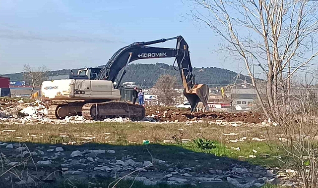 Tuzla’da tehlike saçan moloz yığınları gündeme geldi, belediye harekete geçti