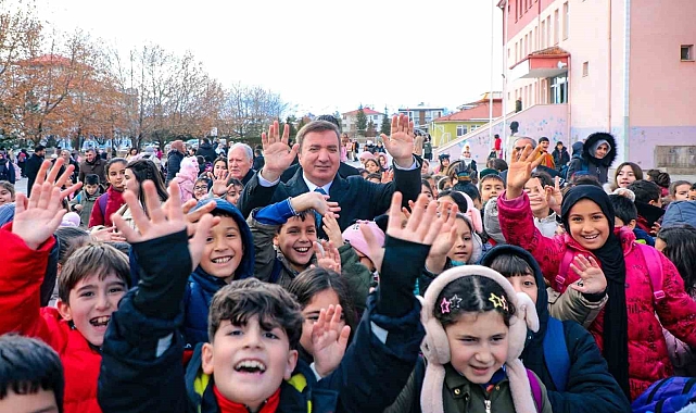 Vali Aydoğdu: "Kitaplar, size yoldaş olmaya hazır. Onların satırlarında hayallerinizi genişletin."