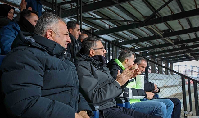 Vali Çelik tribünlerde Yüsekovaspor'u destekledi