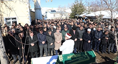 Vali/Mülkiye Başmüfettişi Ayhan’ın vefat eden annesi son yolculuğuna uğurlandı
