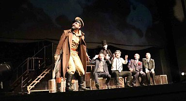 Van Devlet Tiyatrosu'nda sahnelenen oyunu büyük beğeni aldı