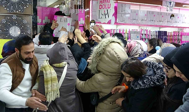 Van'da AVM açılışında izdiham