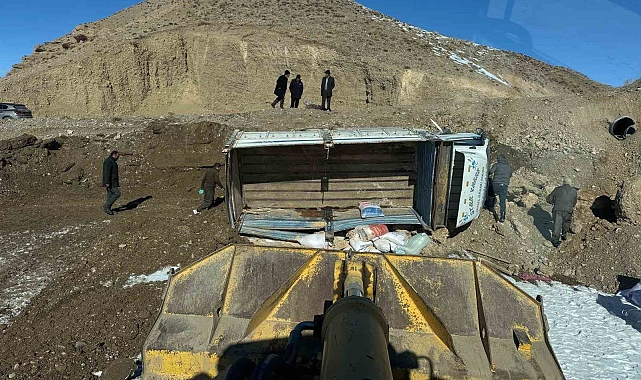 Van'da kamyon şarampole yuvarlandı, sürücü yara almadan kurtuldu