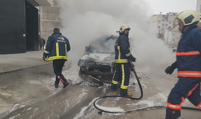 Van'da seyir halindeki araç yandı