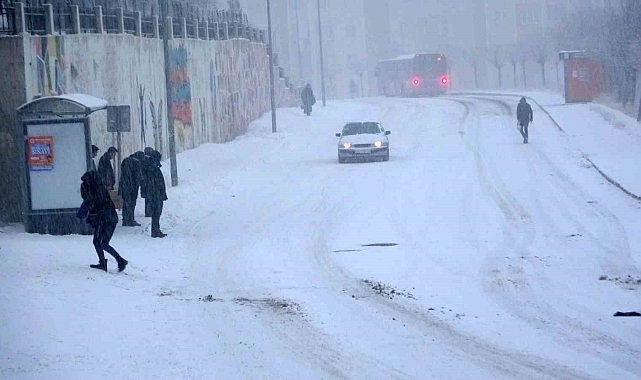 Van'da yoğun kar yağışı ulaşım da aksaklıklara yol açtı
