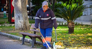 Yeni yılın ilk günü temizlik görevlileri ve pazarcılar çalıştı
