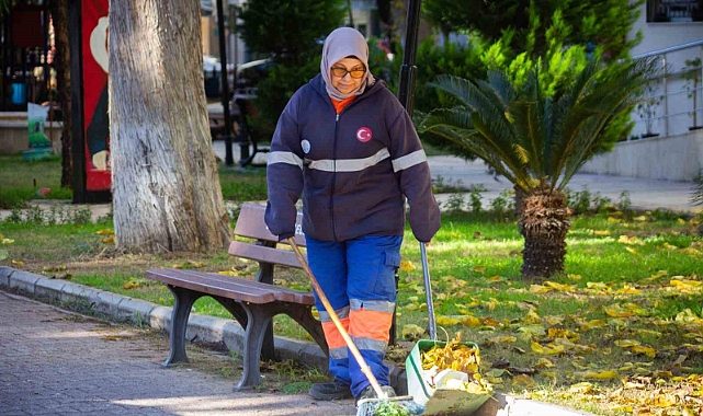 Yeni yılın ilk günü temizlik görevlileri ve pazarcılar çalıştı
