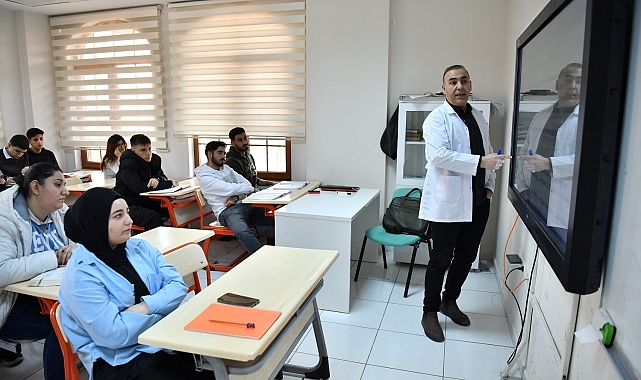 Yeşilyurt Belediyesi'nin ücretsiz YKS ve LGS kurslarına 280 öğrenci katılıyor