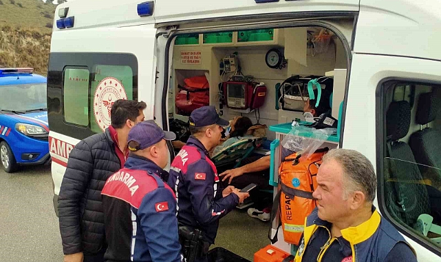 Yolcu minibüsü ile pickup kafa kafaya çarpıştı; 5 yaralı