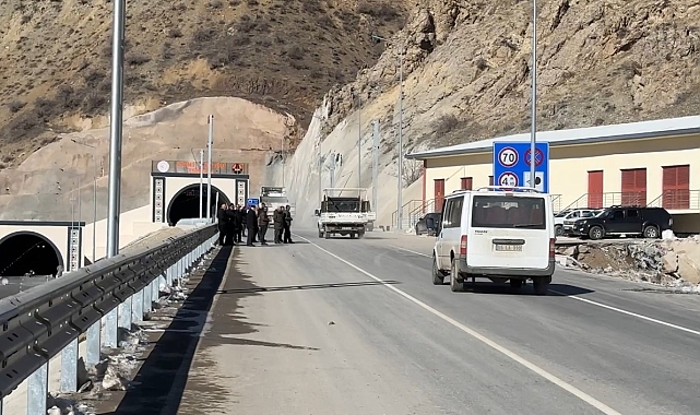 Yüksekova ile Van'ı birbirine bağlayan Yeni Köprü Tüneli araç geçişlerine açıldı