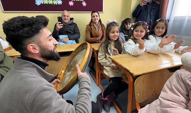Yüksekova'da halaylı karne dağıtımı