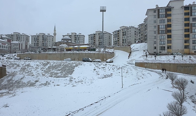 Yüksekova'da kar yağışı başladı