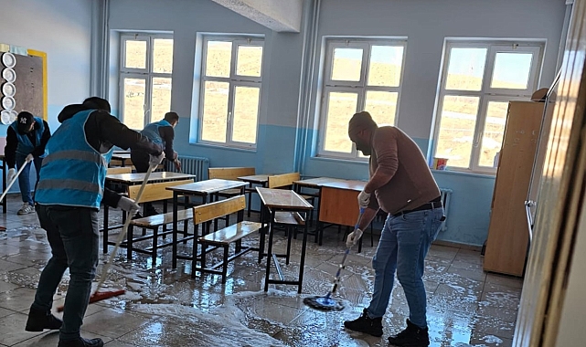 Yüksekova'da yükümlüler yarıyılda öğrenciler için kolları sıvadı