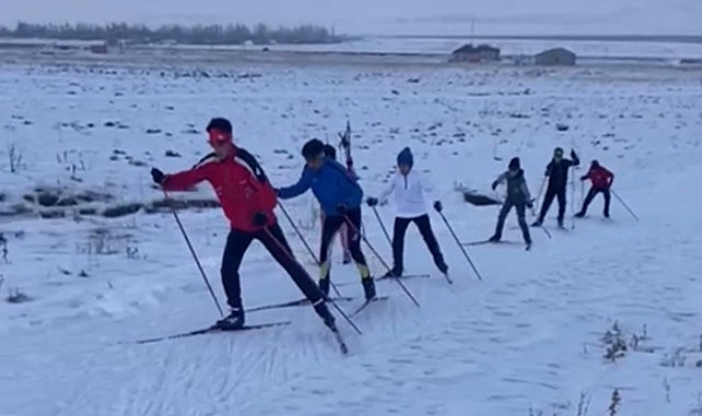 Yüksekovalı sporcular, zorlu şartlara rağmen yarışmaya hazırlanıyor