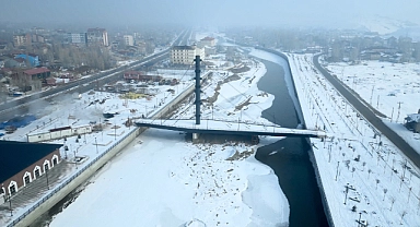 (Tıkla İzle) Yüzeyi buzla kaplanan Ağrı Murat Nehri Dronla görüntülendi