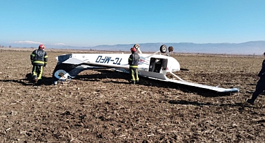 Zorunlu iniş yapan eğitim uçağı tarlaya ters olarak çakıldı