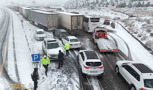 Ağır kış şartlarında trafik polisleri 7/24 vatandaşların yardımına koşuyor
