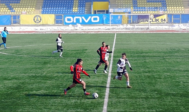 Ağrı Aile ve Sosyal Politikalar Gençlik ve Spor Kulübü Kadın Takımı, Kahramanmaraş Anadolu Spor’u 5-0 mağlup etti