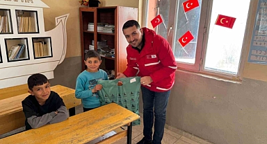 Ağrı'da Kızılay'ın yardım eli çocuklara uzandı