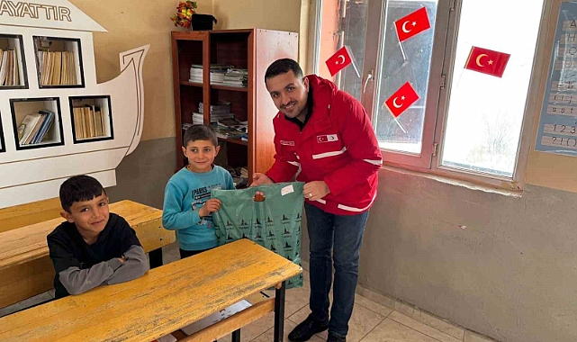 Ağrı'da Kızılay'ın yardım eli çocuklara uzandı