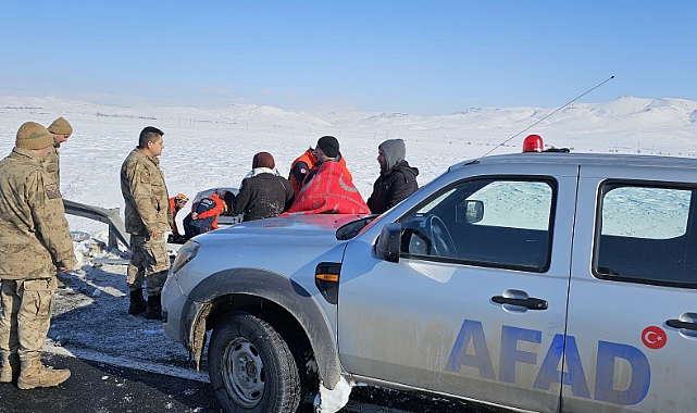 Ağrı'da şarampole yuvarlanan araçtaki 2 kişi AFAD tarafından kurtarıldı