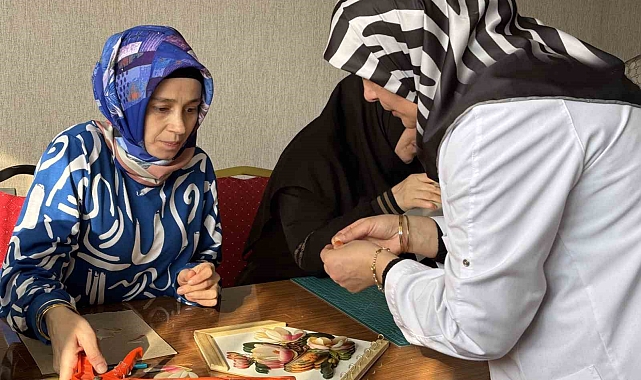 Ağrılı kadınlar kağıt rölyef sanatıyla hem sosyalleşiyor hem kazanıyor