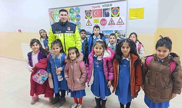 Akyaka'da ilkokula trafik eğitim köşesi yapıldı