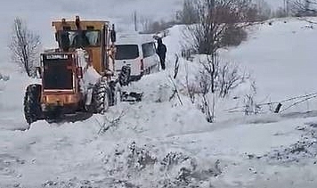 Ardahan'da ambulansa yol açan iş makinesi kara saplandı