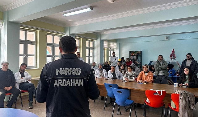 Ardahan'da polis; KADES, güvenli internet ve dolandırıcılık bilgilendirmesi yaptı