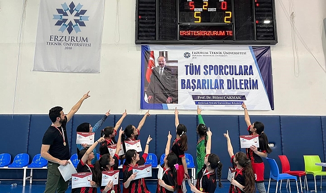 Arpaçaylı kızlar futsalda bölge şampiyonu