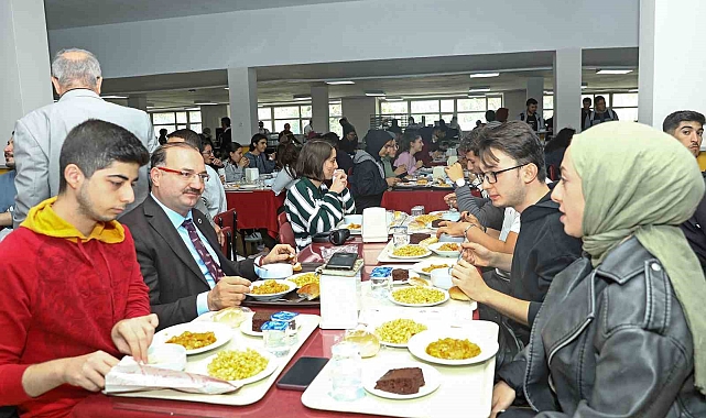Atatürk üniversitesinden öğrencilerine ücretsiz iftar yemeği