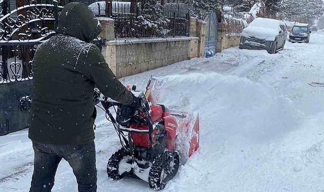 Aziziye'de karla mücadele sürüyor