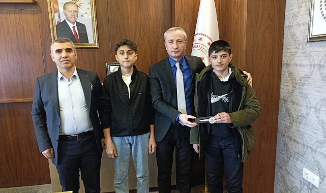 Başarılı öğrencilerden Milli Eğitim Müdürü Kökrek’e ziyaret